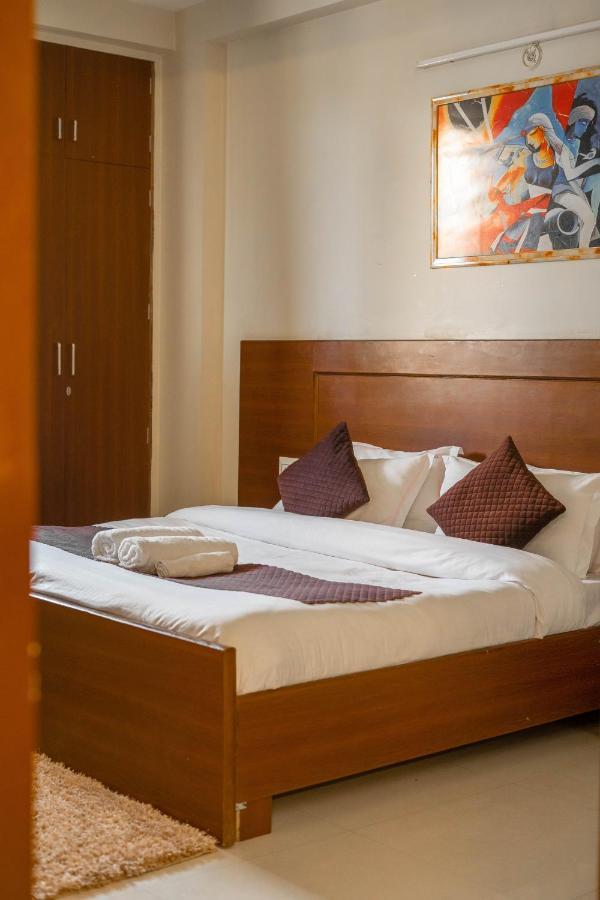 The Lodgers 2 Bhk Serviced Apartment Infront Of Artemis Hospital グルガウン エクステリア 写真