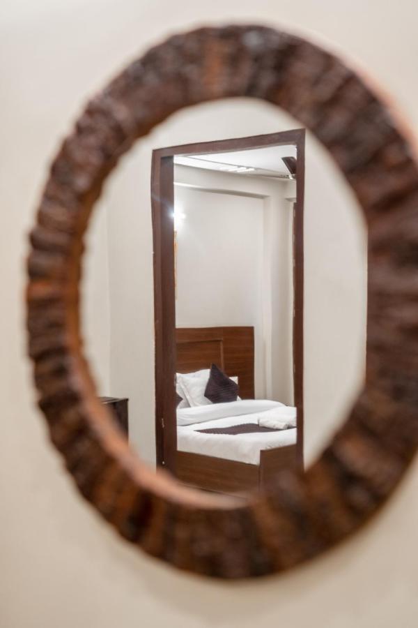 The Lodgers 2 Bhk Serviced Apartment Infront Of Artemis Hospital グルガウン エクステリア 写真