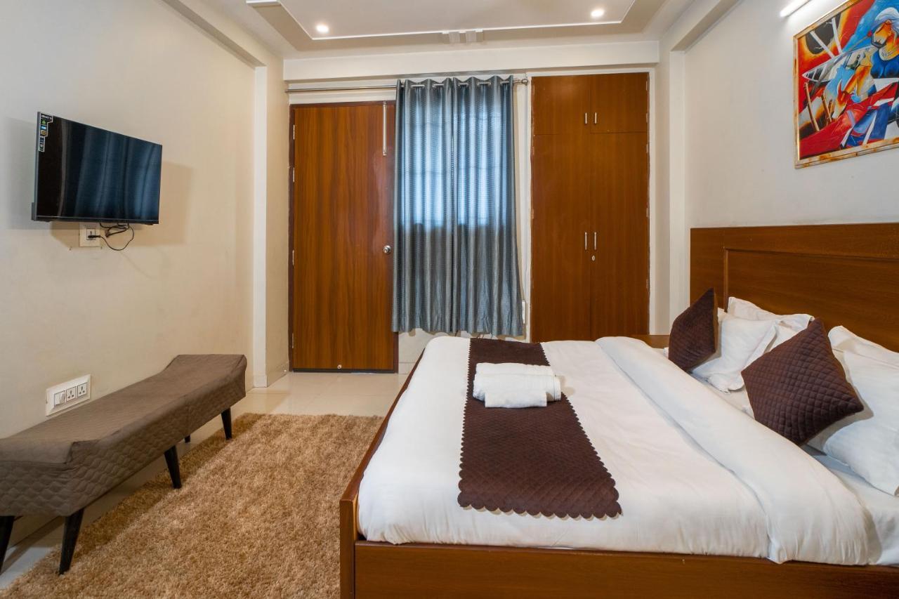 The Lodgers 2 Bhk Serviced Apartment Infront Of Artemis Hospital グルガウン エクステリア 写真
