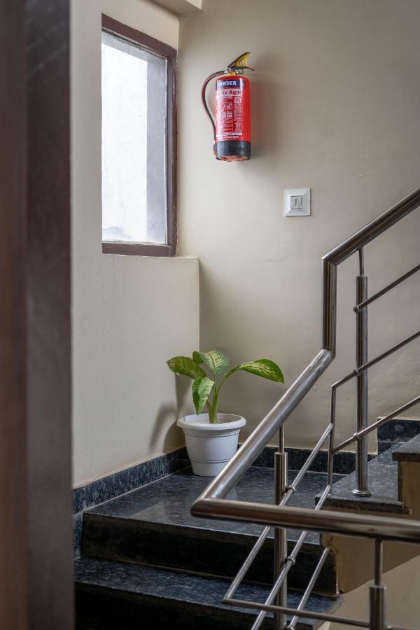 The Lodgers 2 Bhk Serviced Apartment Infront Of Artemis Hospital グルガウン エクステリア 写真